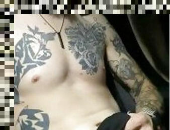 masturbação, orgasmo, carro, gozando, suja, ejaculação, sozinho, tatuagem