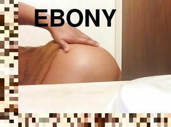 Ebony twerks her fat juicy ass !!