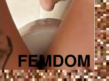 pissing, amatør, milf, fetisj, alene, femdom, tattoo