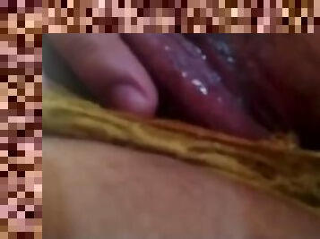 Mi amiga bien cachonda me manda video de su rifa cosita tocándosela