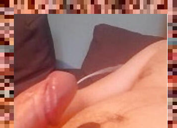 homme se masturbe seul chez lui et ejacule une grosse quantité de sperme sur son torse