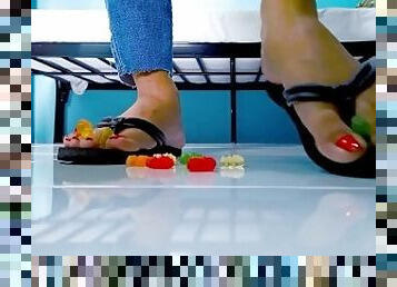 GIANTESS wears FLIP FLOPS