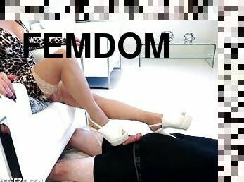 asiatique, orgasme, amateur, ejaculation-sur-le-corps, pieds, bas, humiliation, blanc, domination, femme-dominatrice