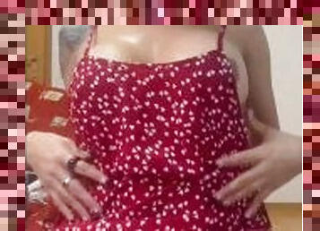 Latina de tetas grandes folla su coño peludo en la sala de su casa