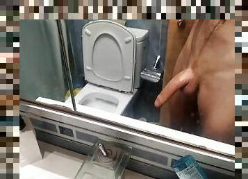 Enorme Polla Llena de Lefa Después de Masturbarse hace Pis en el Baño