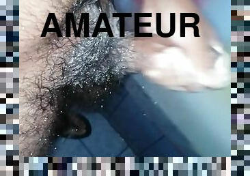 Hombre masturbandose en la ducha