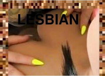 payudara-besar, amatir, lesbian-lesbian, permainan-jari, berciuman, payudara, fetish-benda-yang-dapat-meningkatkan-gairah-sex, seorang-diri, basah, tato