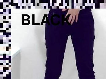 [Pee desperation] Dirty girl wet her black pants. ??????????