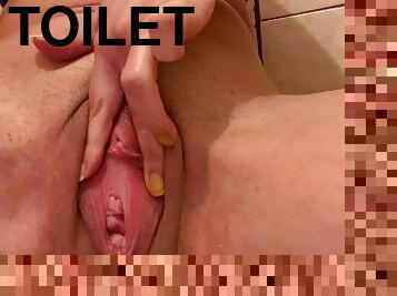 payudara-besar, mastubasi, orgasme, kencing, vagina-pussy, muncrat, amatir, mata-mata, permainan-jari, toilet