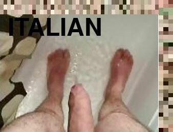 Ragazzo Italiano piscia nella doccia