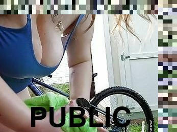 Tinder teen scrubs her bike outside