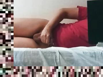 Femboy gozando enquanto assiste pornô