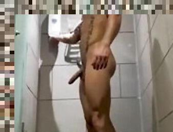 baignade, masturbation, public, gay, secousses, horny, douche, solo, musclé, salle-de-gym