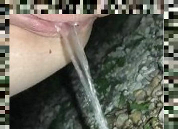 clitoris-bagian-atas-vagina-paling-sensitif, di-tempat-terbuka, kencing, umum, vagina-pussy, isteri, jenis-pornografi-milf, ditindik