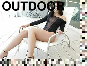 Leggy brunette Henna Ssy gets sodomized outdoors