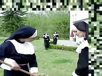 Notgeile Nonne wird vom Handwerker heimlich entjungfert