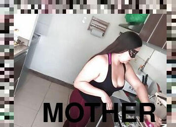 gambarvideo-porno-secara-eksplisit-dan-intens, ibu, dapur, ibu-mother, lekukan-vagina-tampak-dari-pakaian-ketatnya, besar