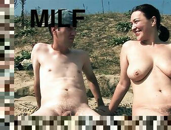Naked MILF outdoor porn clip