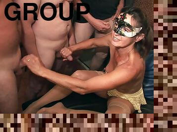 orgie, échangistes-et-libertins, femme, mature, ejaculation-sur-le-corps, sexe-de-groupe, femme-au-foyer