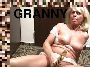 Granny spreads her legs on the floor and plays with her pussy in 4K