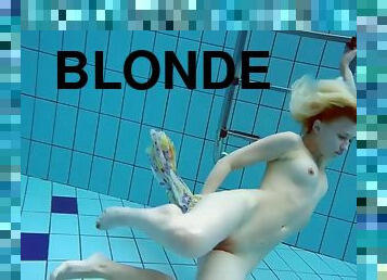 blondine, schwimmbad