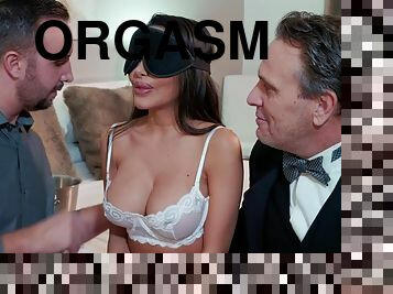Dude blindfolds Lela Star to let her test Keiran Lee's cock