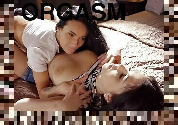 orgasme, vagina-pussy, rusia, amatir, lesbian-lesbian, kamar-tidur, manis, ceko, tato, payudara-kecil