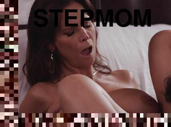Syren De Mer fucks stepmom with passion