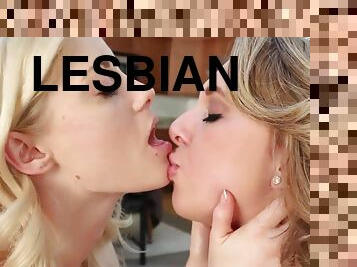 payudara-besar, lesbian-lesbian, berciuman, berambut-pirang, cantik