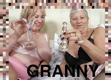 isot-tissit, isoäiti, kypsä, isoäiti-granny, lesbo-lesbian, lelu, isot-upeat-naiset, alusasut, luonnollinen, dildo