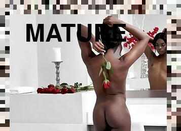 bañando, masturbación, maduro, babes, negra-ebony, madurita-caliente, con-los-dedos