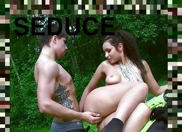 Girlfriend seduced to a picnic