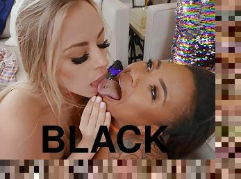 arnés, interracial, lesbiana, madurita-caliente, negra, cachonda, blanca, madura, tatuaje