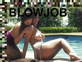 blowjob-seks-dengan-mengisap-penis, permainan-jari, bertiga, pacar-perempuan, teransang, kolam-renang