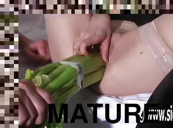 Mature slut XXL bizarre insertions