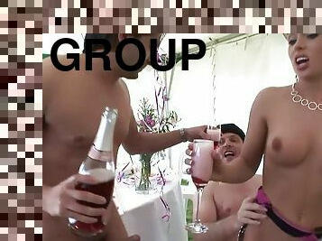 payudara-besar, di-tempat-terbuka, pesta, blowjob-seks-dengan-mengisap-penis, jenis-pornografi-milf, gambarvideo-porno-secara-eksplisit-dan-intens, seks-grup, berhubungan-dengan-wajah, berambut-pirang, pakaian-dalam-wanita