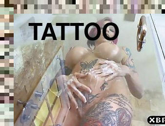 banhos, teta-grande, estrela-porno, chuveiro, tatuagem