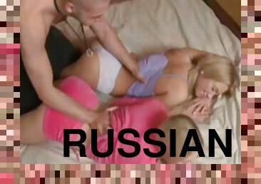 rusia, pelajar, remaja, gambarvideo-porno-secara-eksplisit-dan-intens, bertiga, berambut-pirang