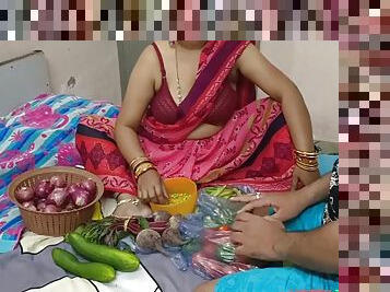 XXX Bhojpuri Bhabhi selling vegetables showing off her thick nipples laughed at the customer!