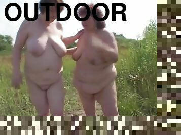 Fingering fat ladies on a picnic outdoors