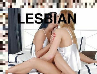 mastubasi, vagina-pussy, lesbian-lesbian, permainan-jari, berciuman, berambut-pirang, pakaian-dalam-wanita, dicukur, berambut-cokelat