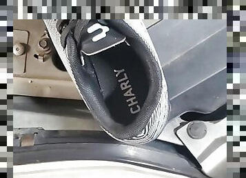 mechanic found soccer shoes in customer minivan again