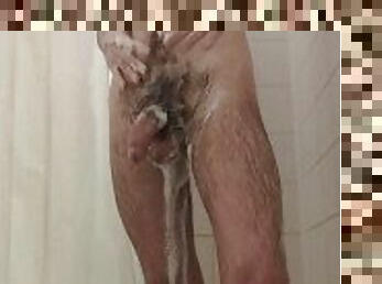 YOUNG TWINK SHOWERS AND PLAYS WITH HIS BIG WET DICK!