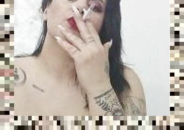 teta-grande, amador, sozinho, fumando, topless