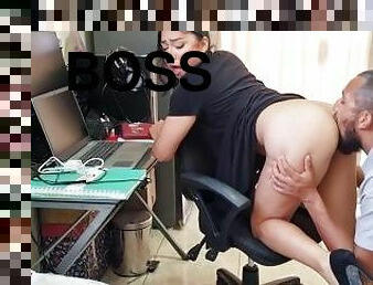 Descubri mi secretaria latina enviando nudes en el trabajo y termino comiendose mi semen HUGE CUMSHO