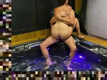 Couple amateur - Baise passionnée et torride dans le jacuzzi ????????