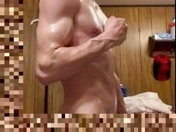 Stud gets all oiled up and flexes