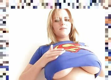 Rubia tetona con camiseta de superman desnudandose para nosotros