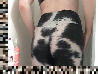 Post workout shower with scrunch leggings 