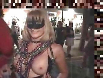 Wild chicks showing their tits at Mardi Gras